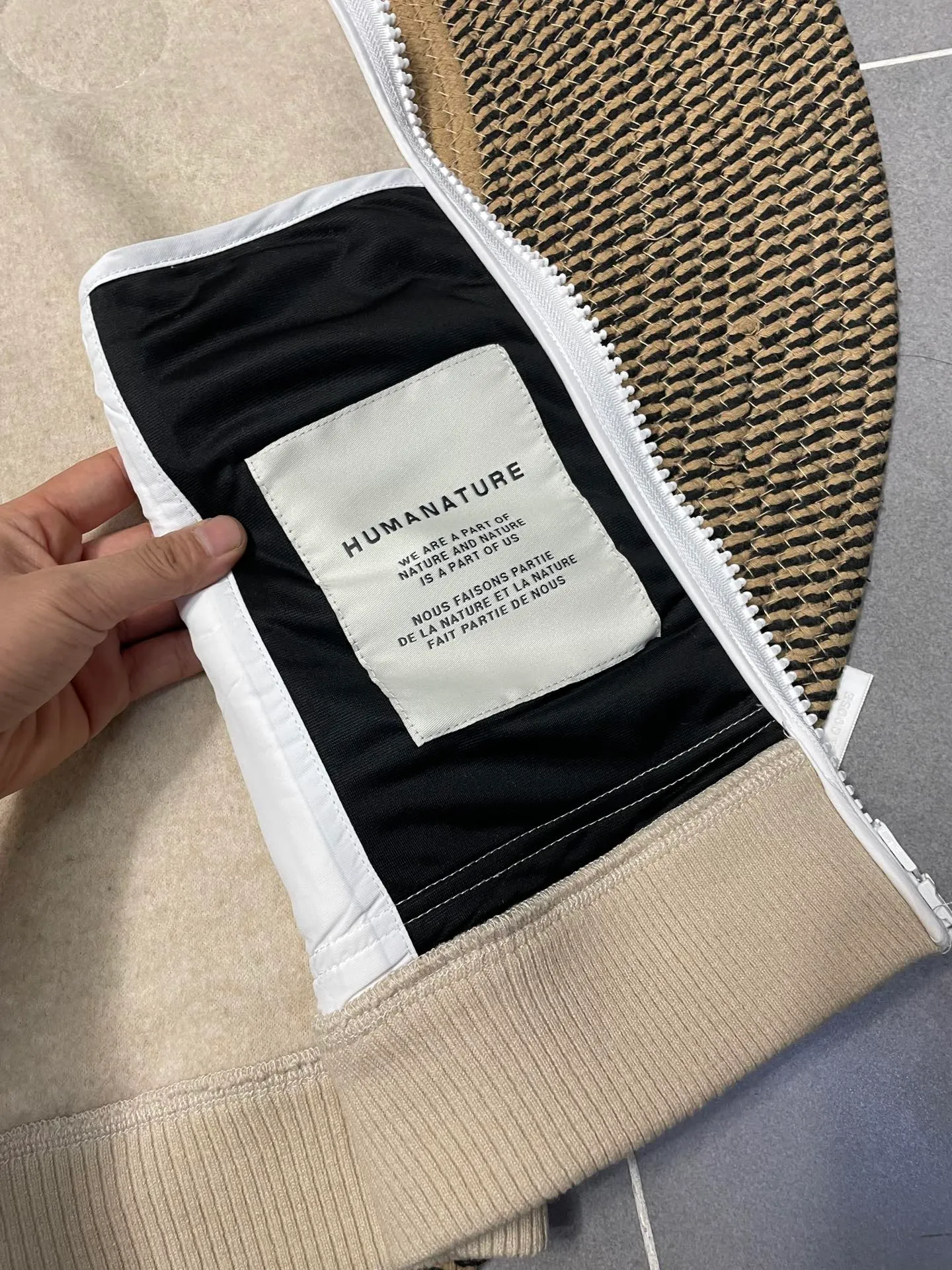 P600 Khaki CANADA GOOSE/Canada Goose Autumn and winter couple's fleece vest jacket 🔘Color: Black Gray Khaki Highest version Original fabric High version High quality) ⚠All details Fabric accessories craftsmanship (all 1:1 verified) (The owner is a "detail monster" so the goods he makes also pay attention to details) 1⃣ Distinguish the wrong version of the market goods: all go single line ❌ Our genuine 1:1 special machine presses the line (high requirements for machine workers) 2⃣ Differentiates the market from drawings and making goods. Fabric color difference is too big. You get what you pay for, not fast food. 3⃣ Differentiates the market from low-end versions to receive labels, hang tags, and wash labels. All our accessories are custom-made (approved level) 4⃣ Differentiates the market from the detail-free workmanship❌ Our workmanship: neckline, shoulder line, armholes, cuffs, hem (In order to increase the cost, we must also restore the original product: yoke taping, double needle threading🔍) Size: S-XXL